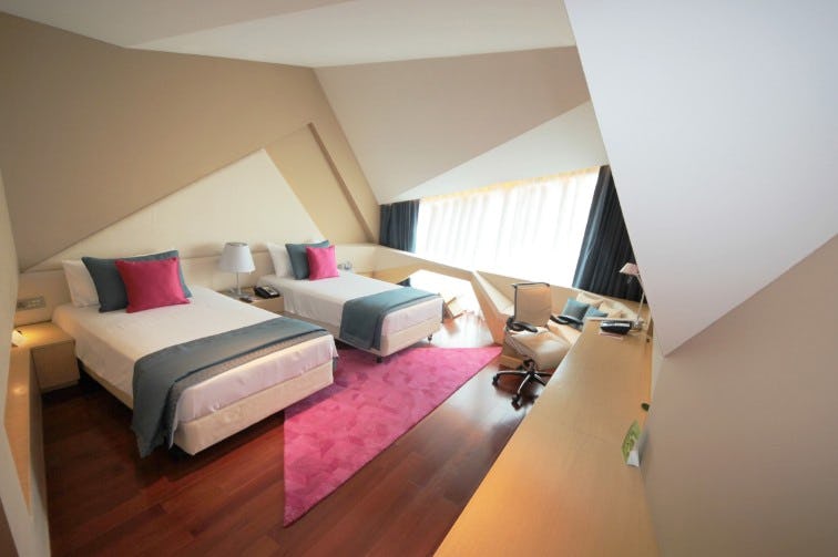 vivanta-by-taj-dwarka-new-delhi-premium-room-city-view-twin-bed_6618