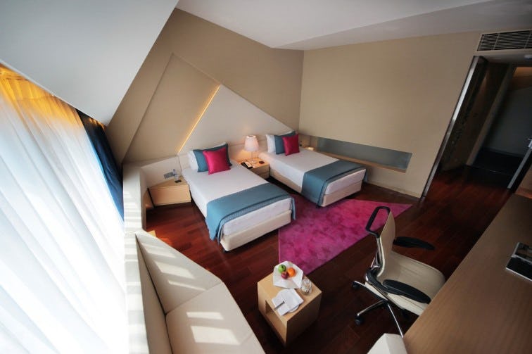 vivanta-by-taj-dwarka-new-delhi-superior-room-airport-view-twin-bed_6618