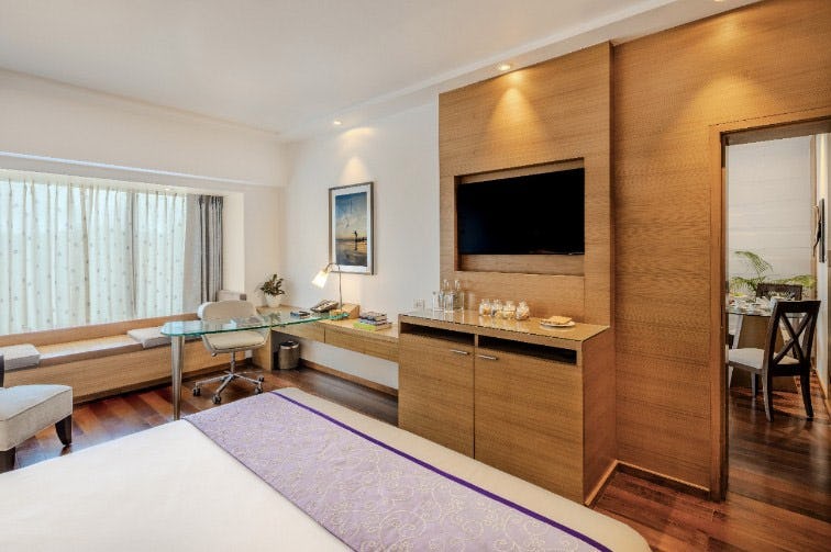 Deluxe Suite City View King Bed