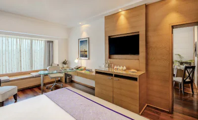 Deluxe Suite City View King Bed