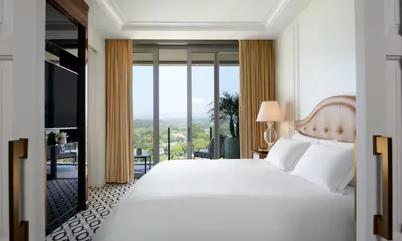 waldorf-astoria-beverly-hills-los-angeles-superior-corner-junior-suite-with-terrace_10103