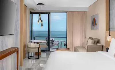 DELUXE OCEAN FRONT KING BED GUESTROOM