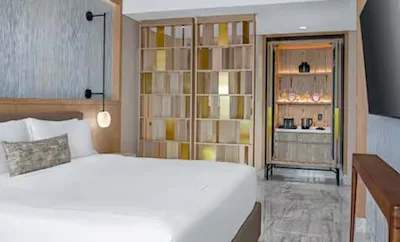 OCEAN FRONT VIEW KING BED GUESTROOM