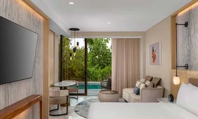 SWIM UP POOL 1 KING GUESTROOM