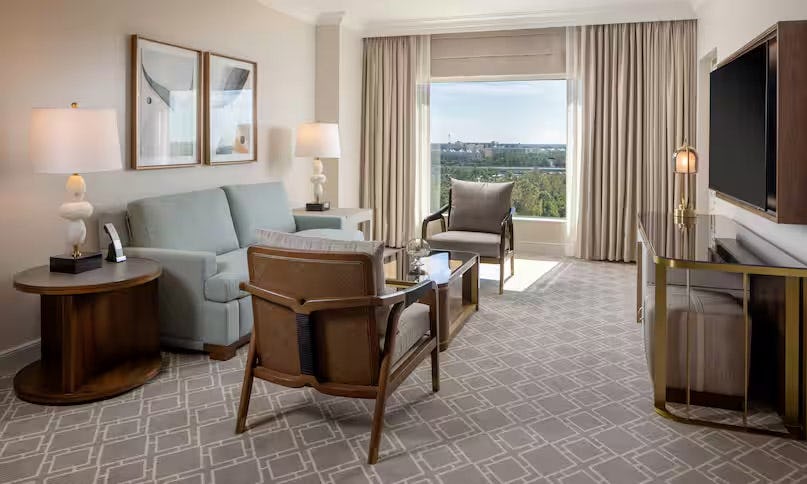 Family Deluxe Suite W/balcony - 1 King Bed