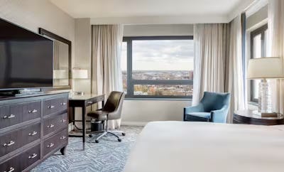 1 King Bed Corner Room