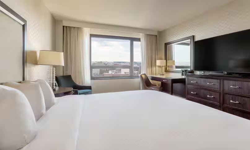 1 King Bed Corner Room with Monument View