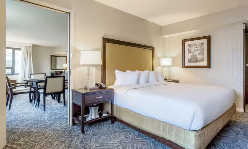 Holiday Suite 1 King Bed and 2 Twins