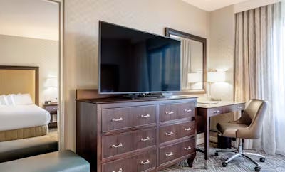 1 King Bed Superior Corner Room High Floor