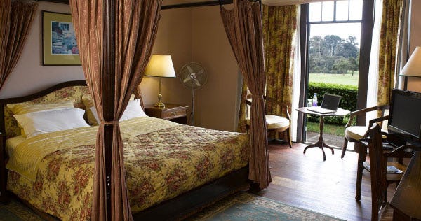 windsor-golf-hotel-and-country-club-nairobi-deluxe-double-bed_11776